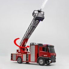RC hasičské auto Mercedes-Benz Arocs s žebříkem a stříkací pistolí 1:14